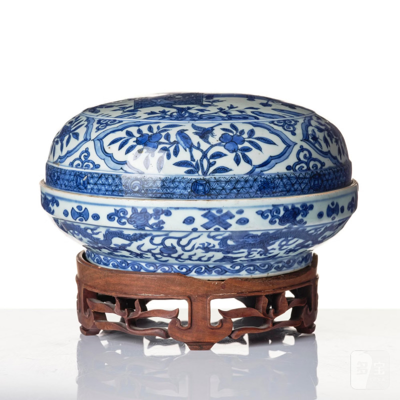 A blue and white box and cover, - 图4